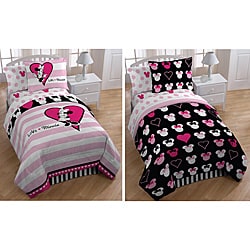 Minnie Mouse 'Hearts and Dots' 7-piece Reversible Bed in a Bag with Sheet Set