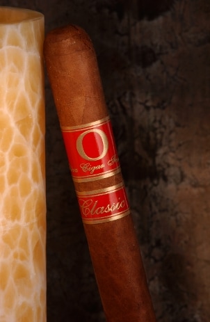 An attractive flavored cigar with a red ring